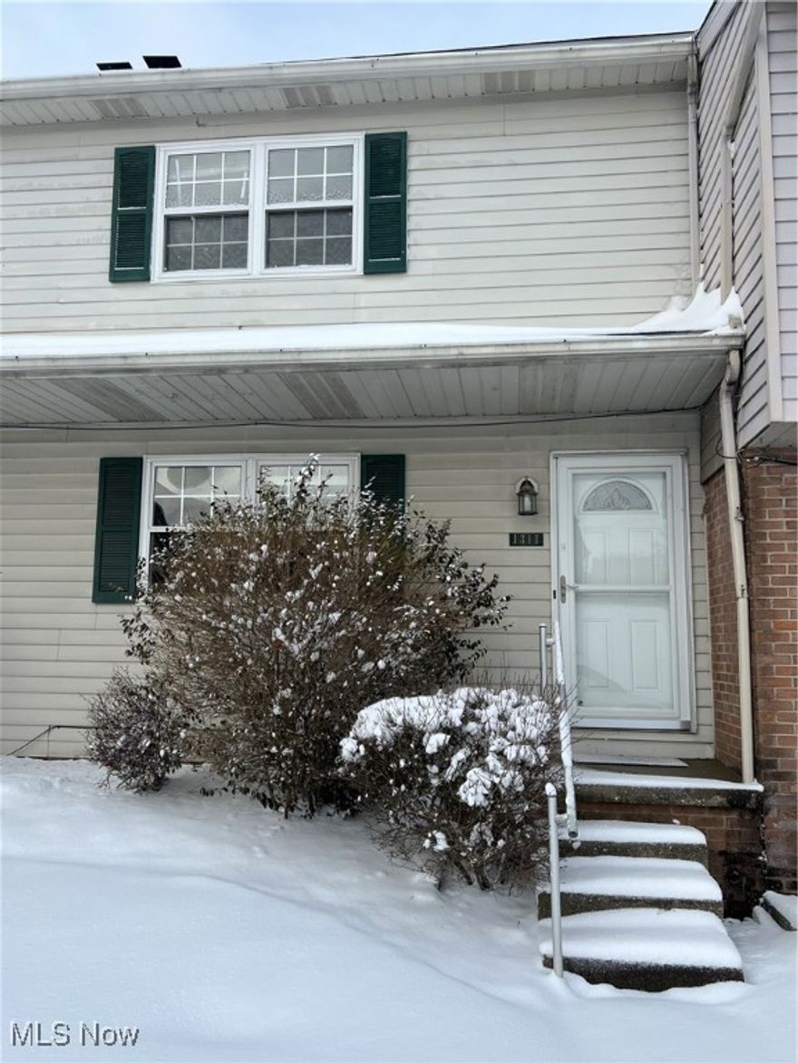 Check out this well-maintained 2 bedroom 2 bathroom condo in Kent conveniently located near quick highway access. This beautiful condo offers spacious bedrooms, in unit washer and dryer,  as well as an 1 car attached garage. Call to schedule your tour today!