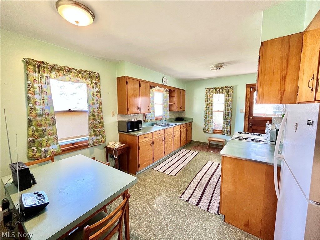 Photo of 716 Grove Street, Conneaut, OH 44030 (MLS # 5194930)