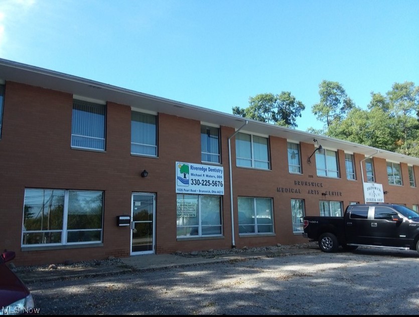 Office building with approx. 1 acre