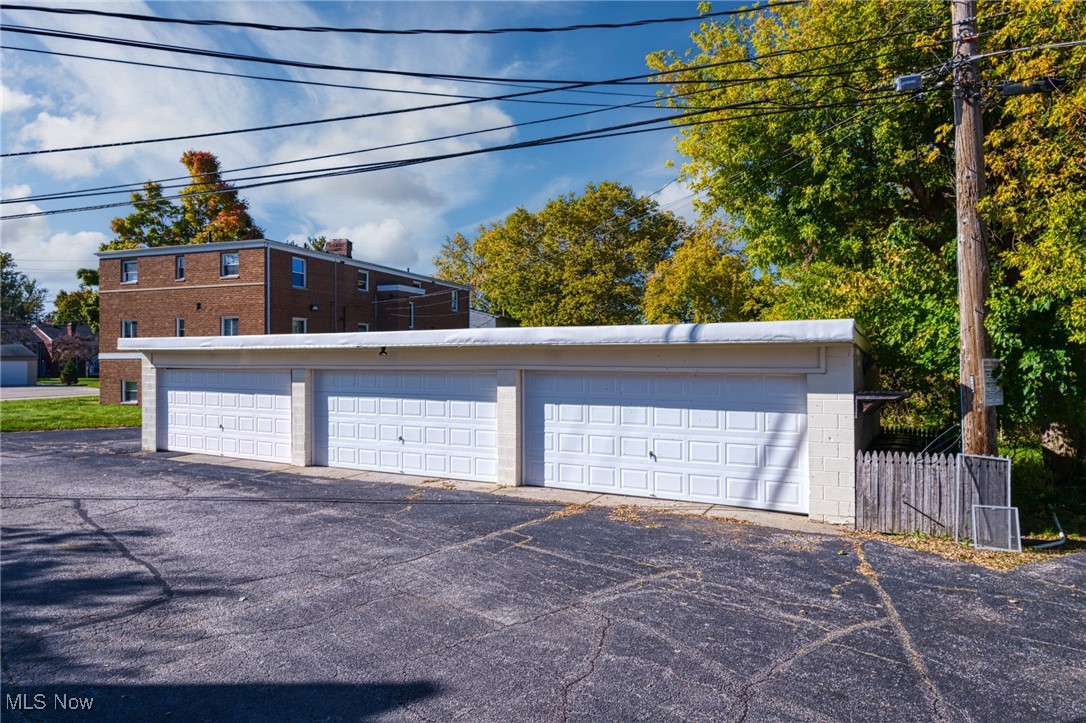 Rocky River, Ohio 44116, United States, 2 Bedrooms Bedrooms, ,1 BathroomBathrooms,Residential,Pending,86079