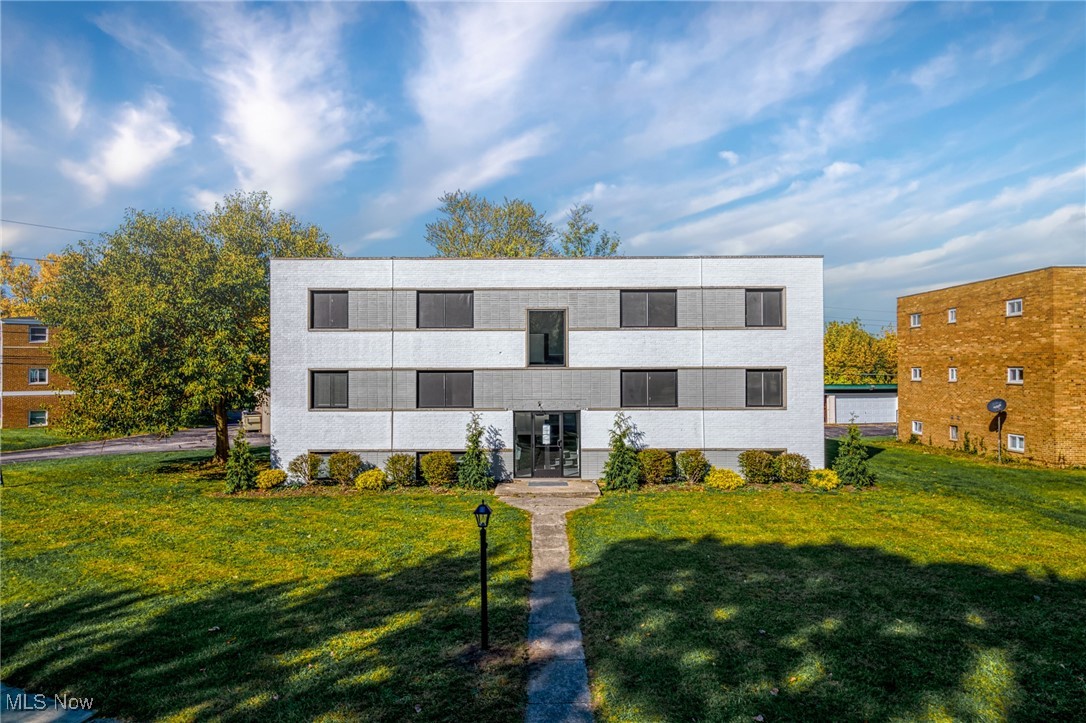 Rocky River, Ohio 44116, United States, 2 Bedrooms Bedrooms, ,1 BathroomBathrooms,Residential,Pending,86079