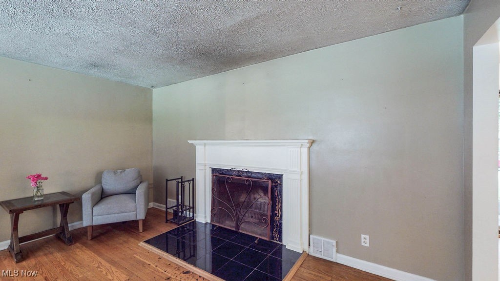 Akron, Ohio 44303, United States, 4 Bedrooms Bedrooms, ,3 BathroomsBathrooms,Residential,Contingent,154744