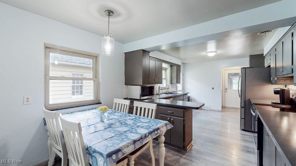 Akron, Ohio 44303, United States, 4 Bedrooms Bedrooms, ,3 BathroomsBathrooms,Residential,Contingent,154744