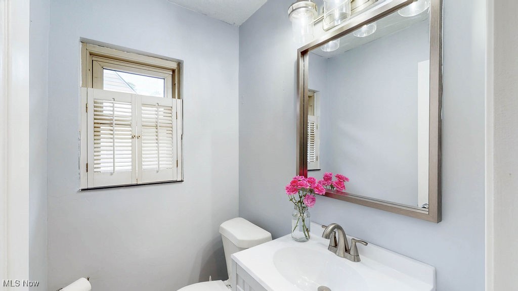 Akron, Ohio 44303, United States, 4 Bedrooms Bedrooms, ,3 BathroomsBathrooms,Residential,Contingent,154744