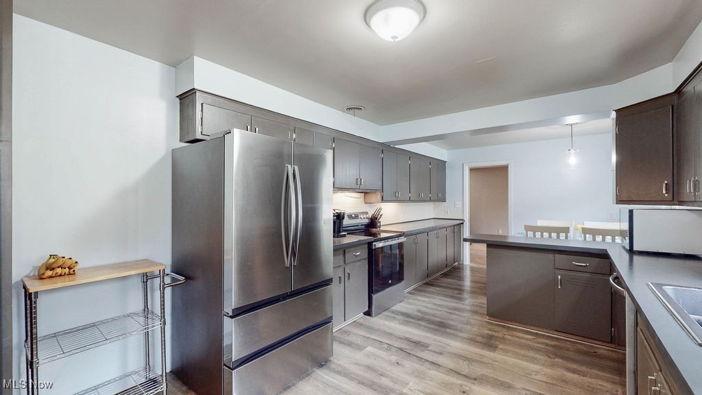 Akron, Ohio 44303, United States, 4 Bedrooms Bedrooms, ,3 BathroomsBathrooms,Residential,Contingent,154744