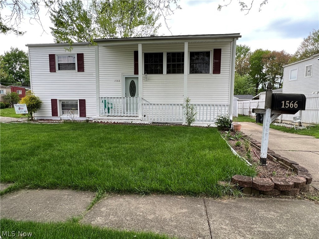 You don't want to miss this beautiful house on Northhill area possessing 4 Bedrooms and 2 full bath with walkout basement. It also have the wonderful fully fenced backyard with a plaground.Updates includes the Roof 2018,Gutter and Leaf Filter 2021 and New Oven.