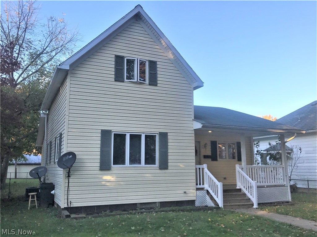 105 MAPLEWOOD, MT. VERNON.
4-5 Bedroom, 2 Full Bath, NEW CARPET, NEW PAINT, NEW FURNACE, NEW CENTRAL AIR, NEW STOVE, NEW REFRIGERATOR. 1st Floor: 3 BR, 1 Full Bath, Living Room, Huge Eat in Kitchen, Deck. 2nd Floor: Bedroom, Full Bath, Landing (could be 5th BR). Detached Garage/Workshop w/electric, Fenced Back Yard. Hurry on This One!