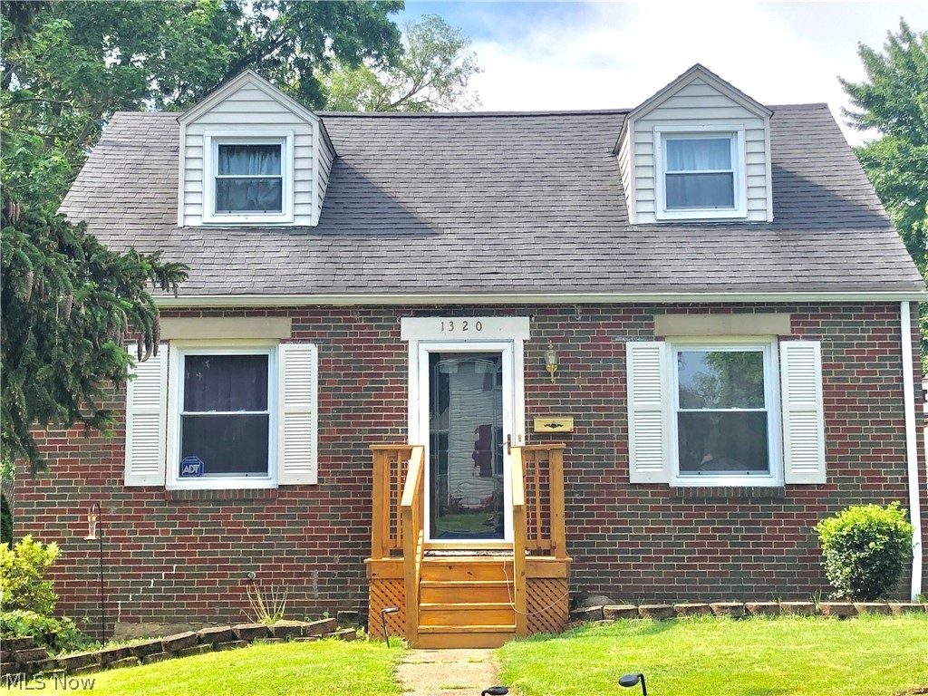 Beautiful 3 bedroom bungalow located in Canton. This home has been very well maintained with long term owners and would be the perfect starter home for a young family.