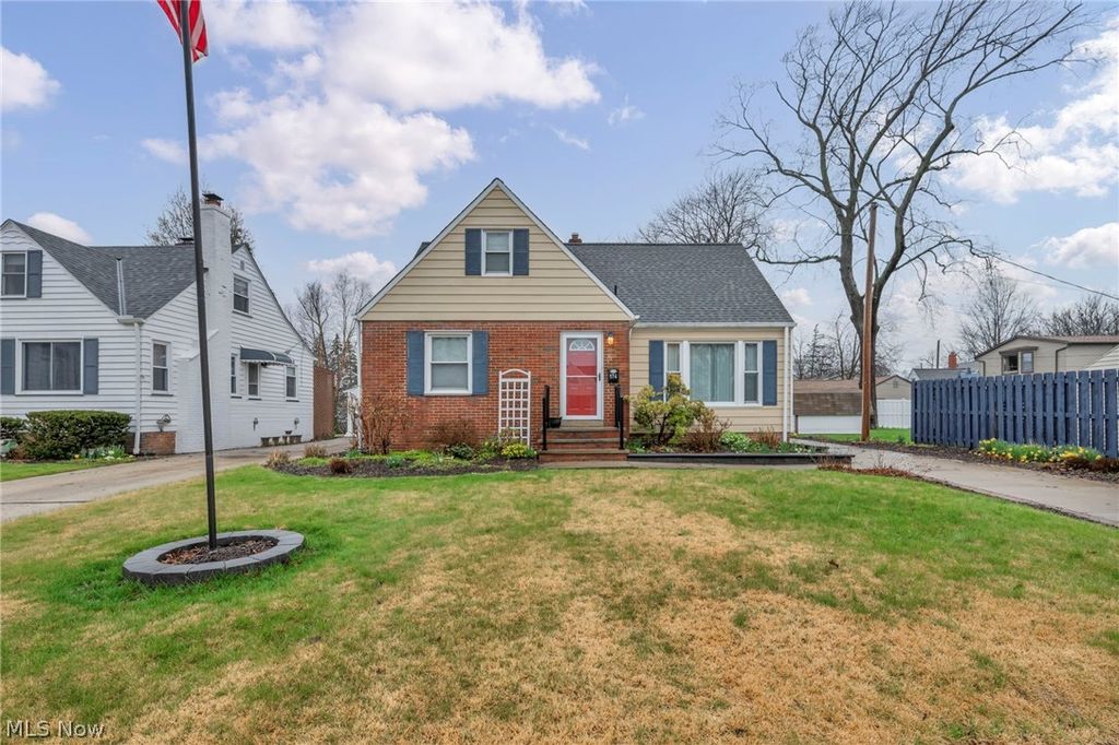 Photo of 174 E 286th Street, Willowick, OH 44095 (MLS # 5198324)