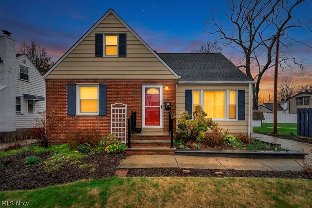 Photo of 174 E 286th Street, Willowick, OH 44095 (MLS # 5198324)