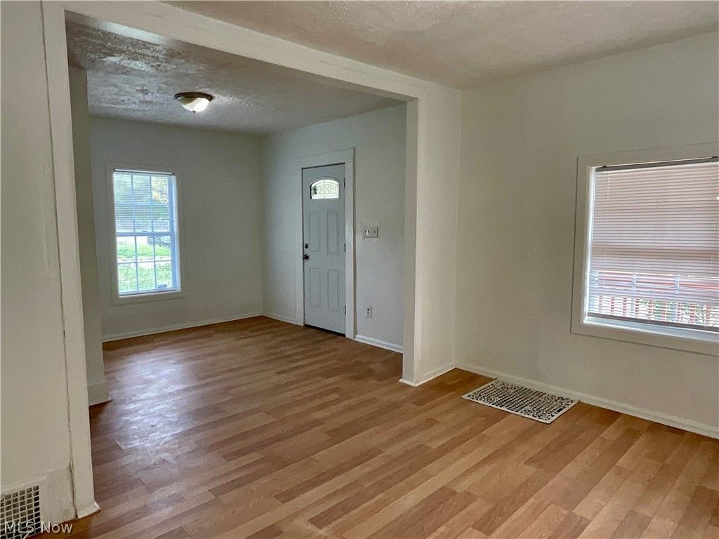 Photo of 261 Russell Avenue, Akron, OH 44311 (MLS # 5205379)