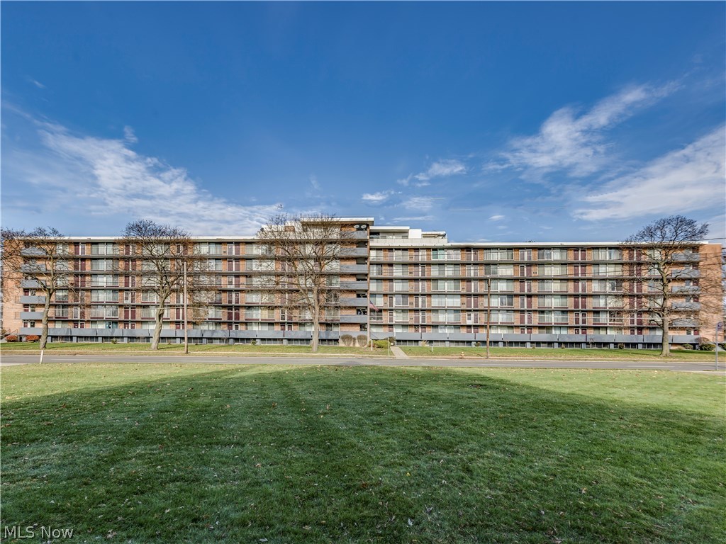 This cute efficiency condo is easily accessible, as it is immediately outside the lobby door.
