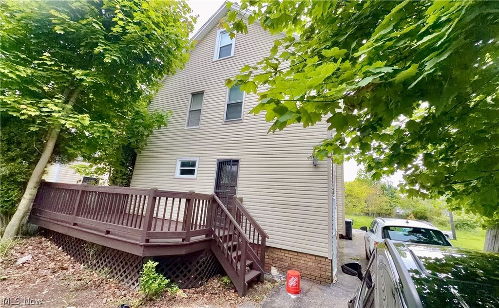 Photo of 949 Helmsdale Road, Cleveland Heights, OH 44112 (MLS # 5210920)