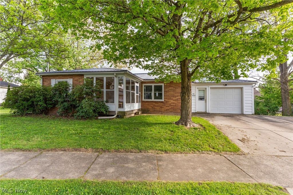 Photo of 401 E Wilson Avenue, Girard, OH 44420 (MLS # 5206538)