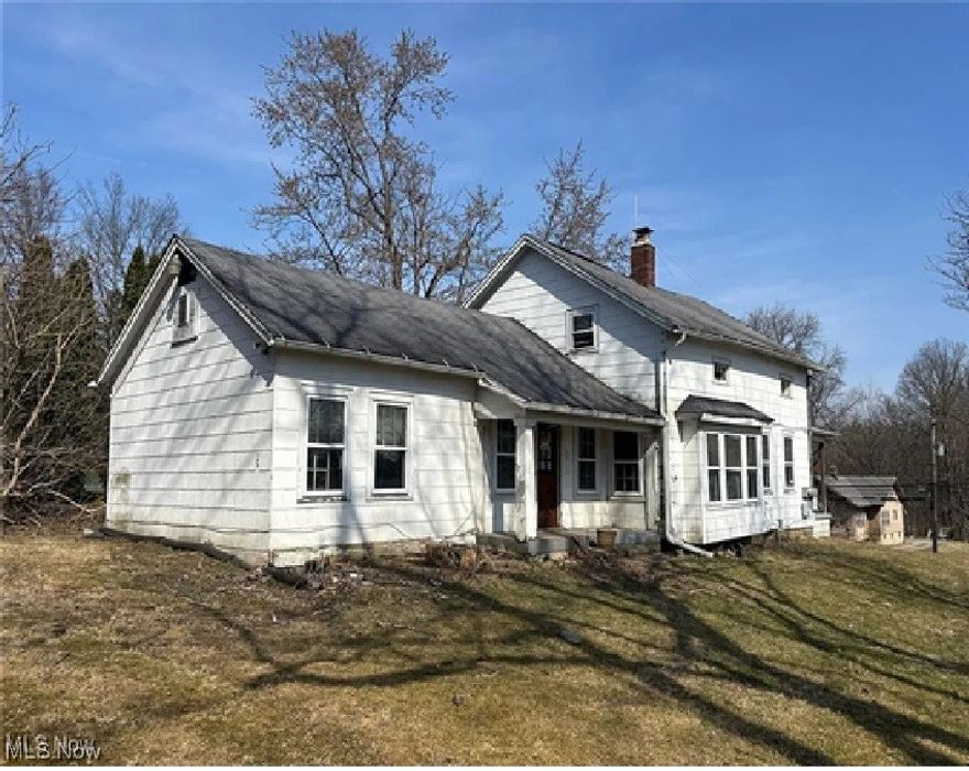 Triplex!!! A diamond in the rough!!! All trash has been removed.
Great location and floor plan, 5 bedrooms, 3 bathrooms. Newer windows and roof. Bone-dry basement. The house sits on 0.6 acres of beautiful land (3 parcels) in close proximity to everything. The house needs rehab but has a tremendous cash flow potential.