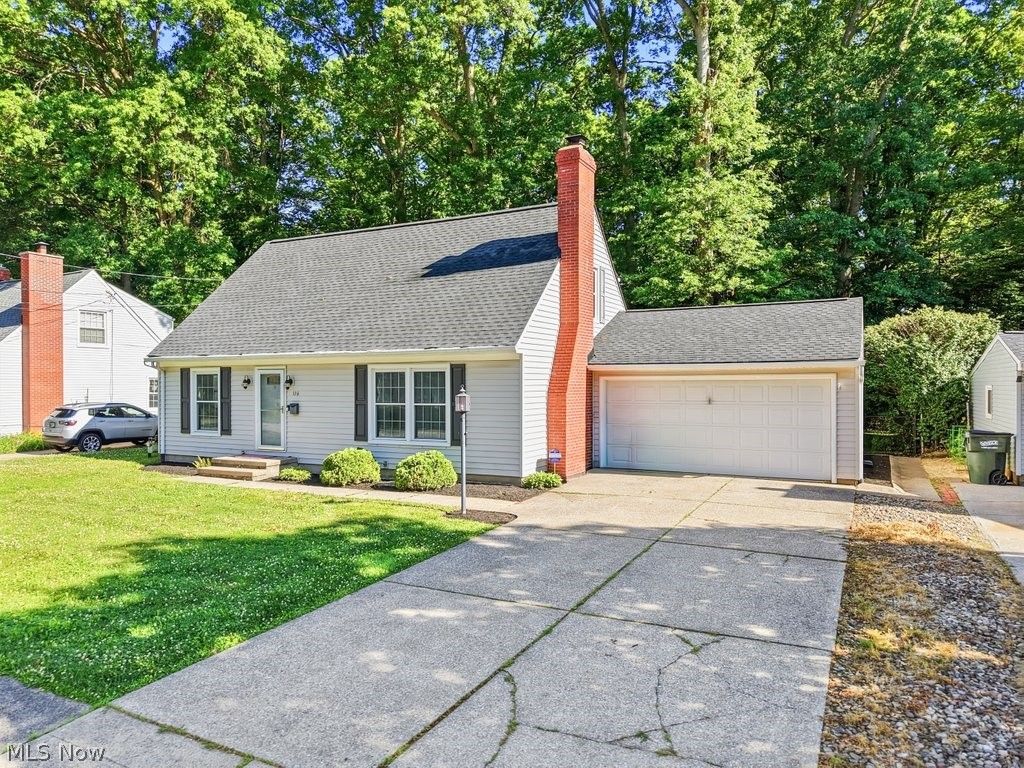 Photo of 136 Pinehurst Road, Munroe Falls, OH 44262 (MLS # 5200177)