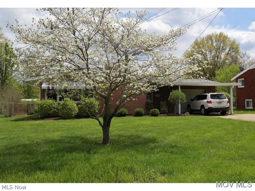 Move in ready, all brick ranch.  Absolutely gorgeous kitchen, stunning living room, peaceful family room.  Nice bedrooms, great baths.  You have a backyard patio plus a covered front porch.  Over sized 1 car garage.  Don't miss it, don't hesitate!  Fenced yard & shed.  Elem: Greenmont Elementary  Elem/Bus: N  JrHigh: Jackson Jr. High School  JrHigh/Bus: N  High: Parkersburg High  High/Bus: Y  Fire: VOL  Police: CTY  PossFreeGas: N  ;SQFT=Fin L1:1588, Fin Above:1588, Fin Total:1588, Unfin Above:0, Unfin Total:Y