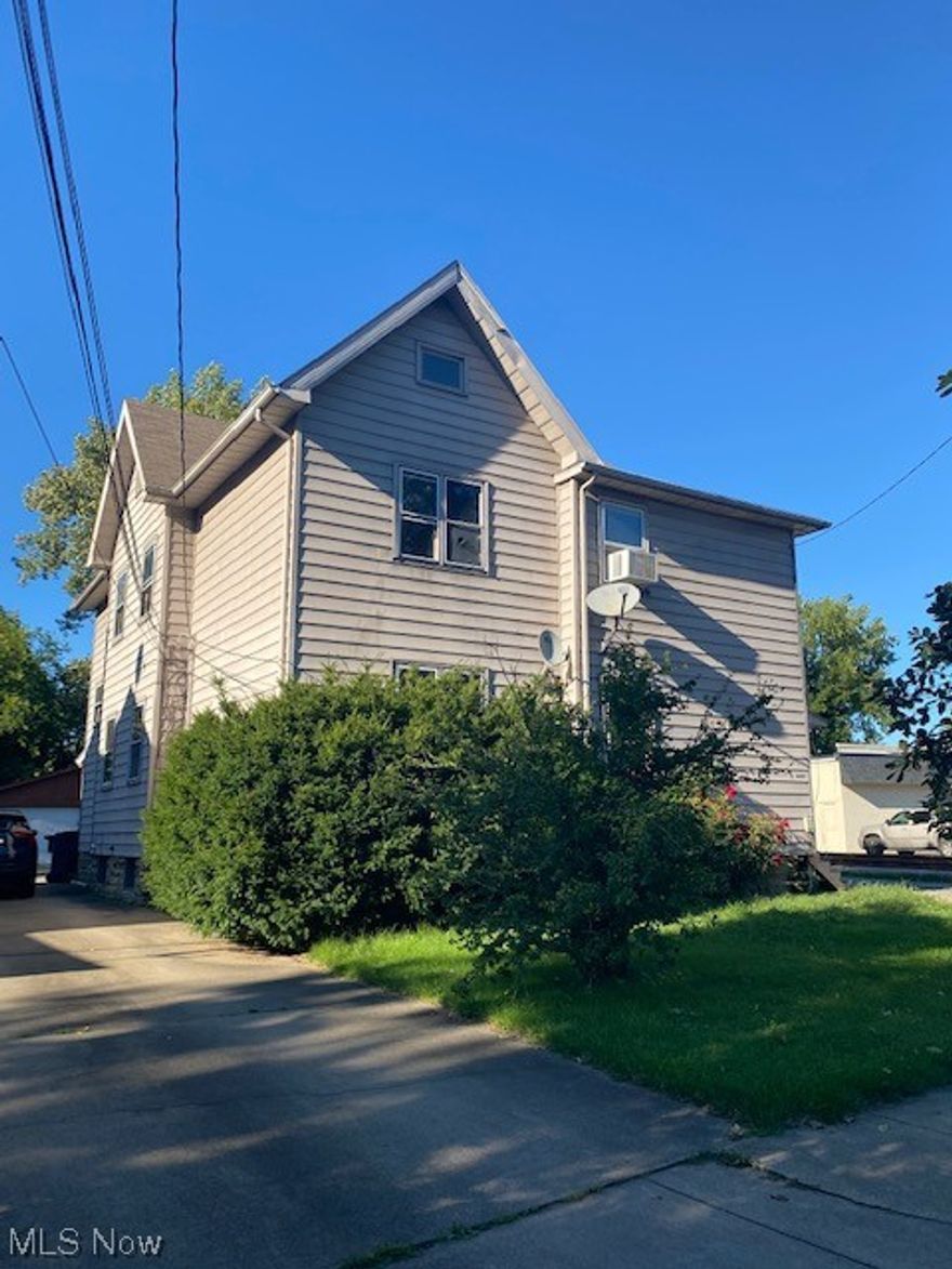 Located in Warren is this 1 Bedroom/1 Bath apartment.  The kitchen is provided with a stove and refrigerator which the tenant is to maintain.  Monthly rent is $600.00 with all utilities included in the monthly rent.  Full security deposit of $600.00 plus first months rent is due before an approved tenant can move in.  No smoking, no pets and no Section 8.