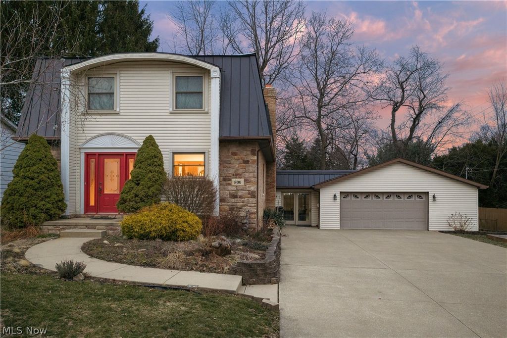 Photo of 800 Emerson Avenue NW, North Canton, OH 44720 (MLS # 5190952)