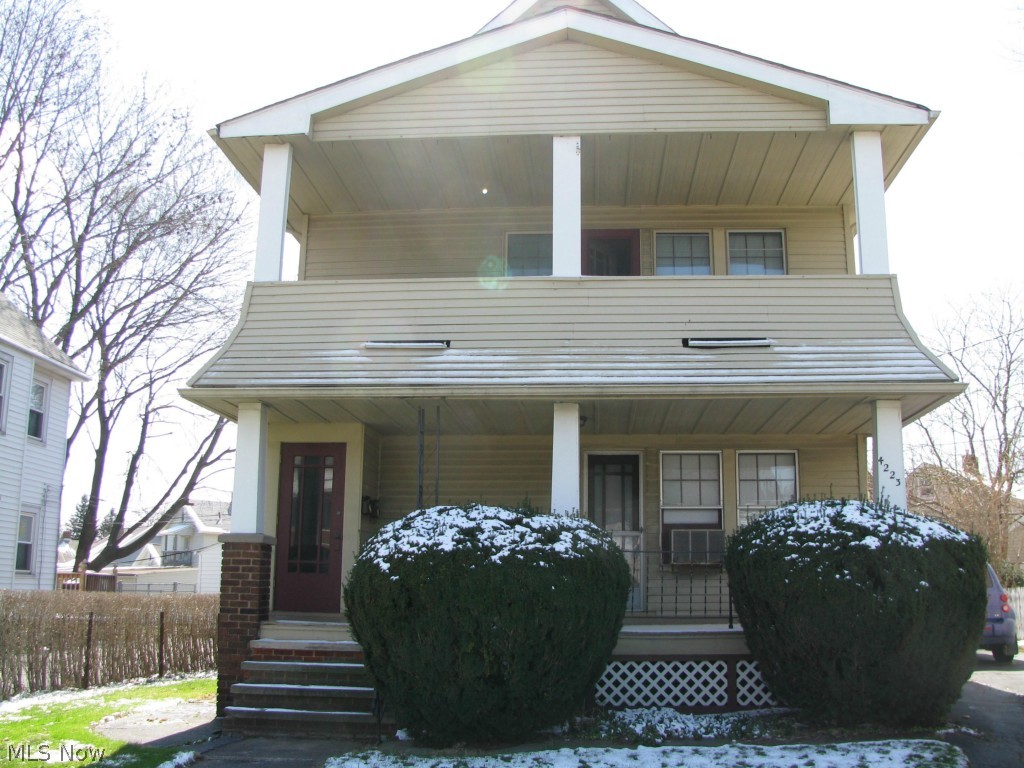 Great Income Property. Aluminum Siding, Glass Block with Newer Roof. Upstairs Unit is Occupied & Tenant Would Like to Stay. Check It Out Today!!!!!
Submit All Reasonable Offers.....
