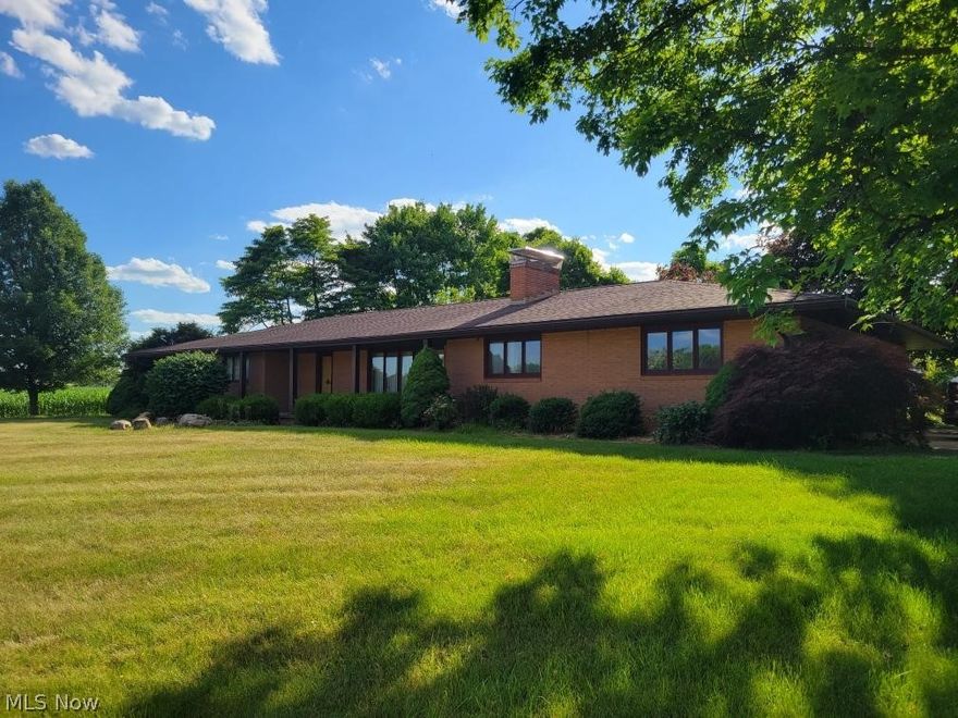 Don't miss this very unique property! Brick ranch with 3 car garage on over 3 acres. Has extra 28x46 block building and 48X82 bank barn. House features 3 bedroom, 2.5 baths.
Agent is related to the owner.