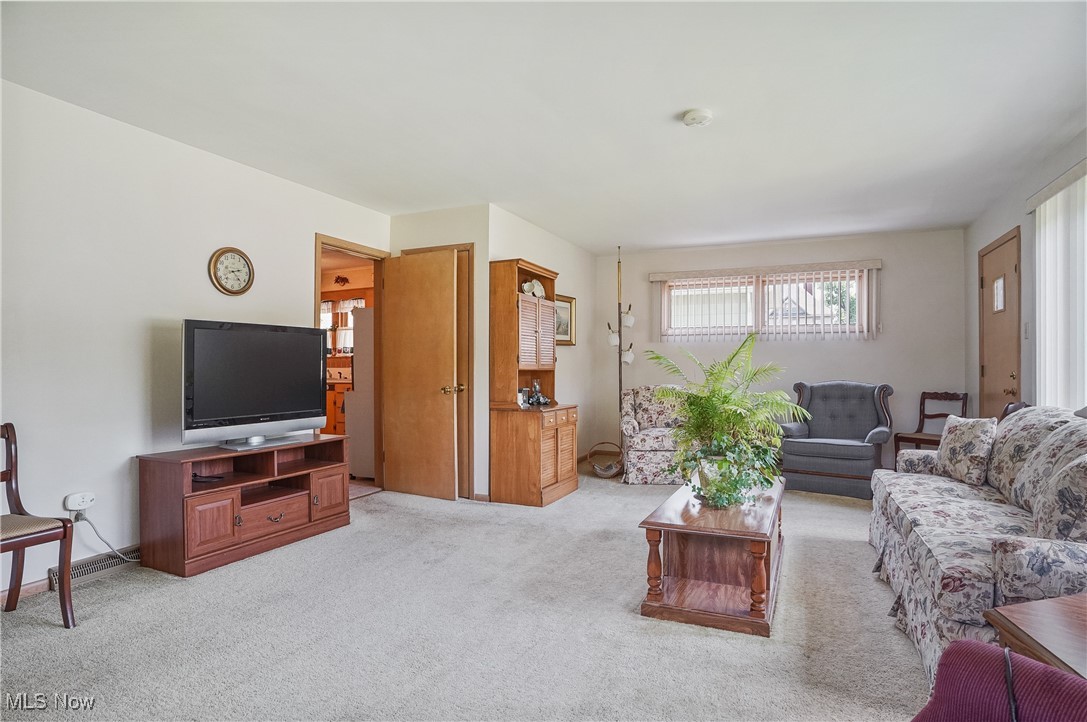 715 E Lincoln Way