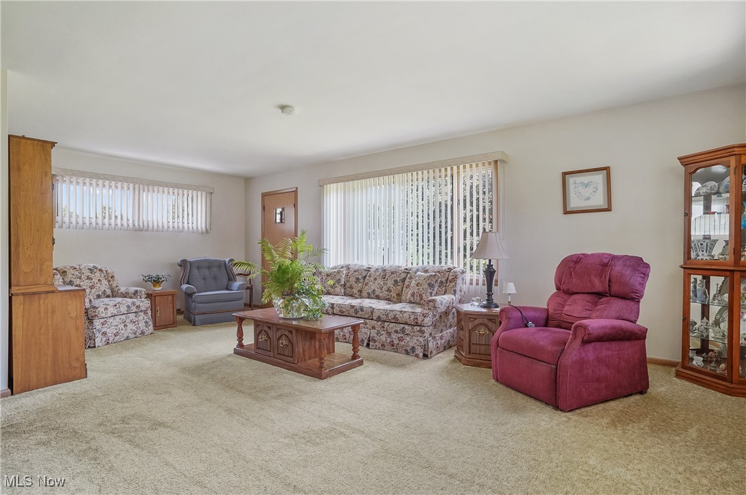 715 E Lincoln Way