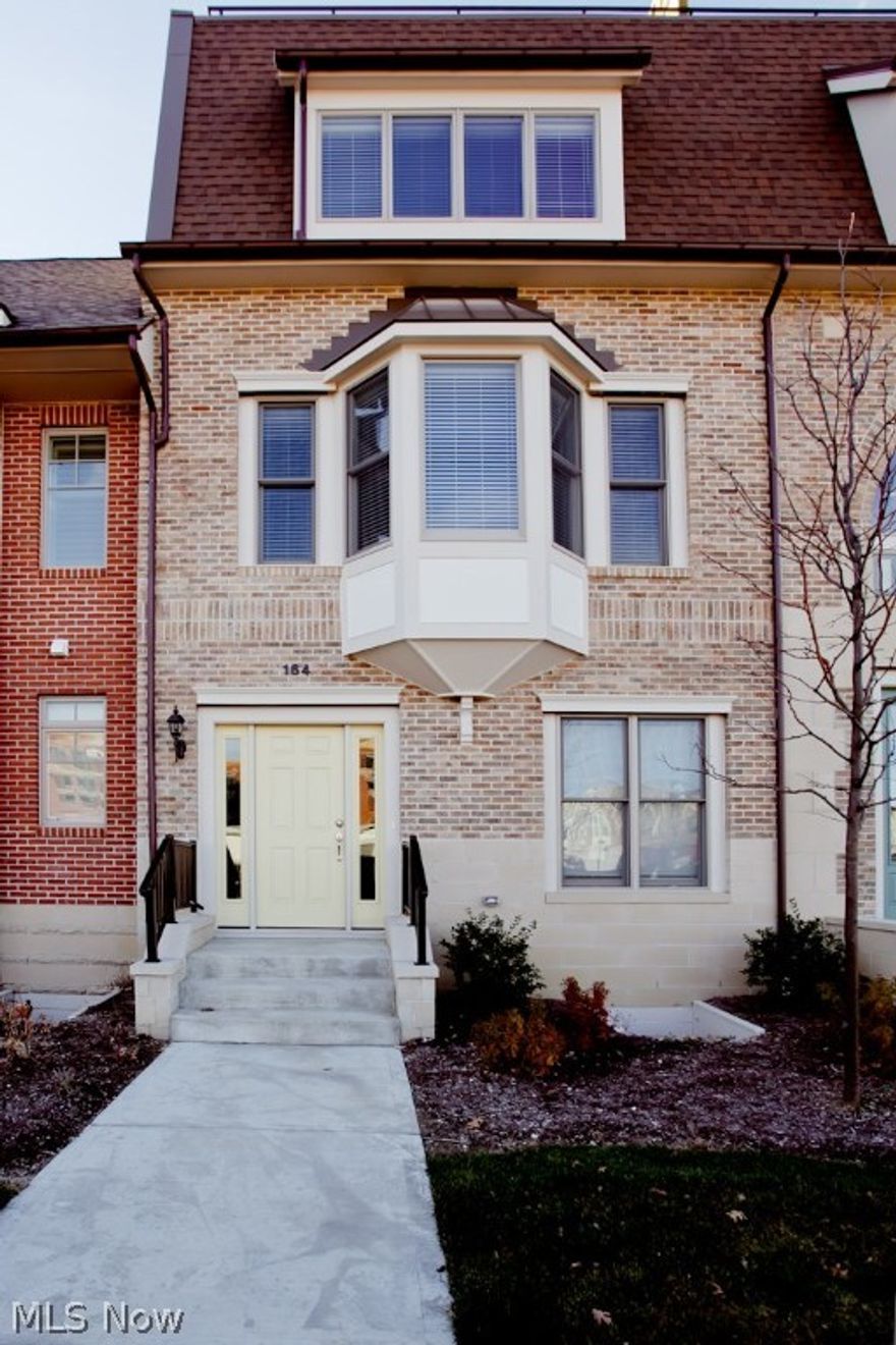 Brand new Hyde Park City loft in Crocker Park. Hardwood Floors, ceramic tile, granite, stainless steel appliances, basement, 2 car garage. 1st floor den