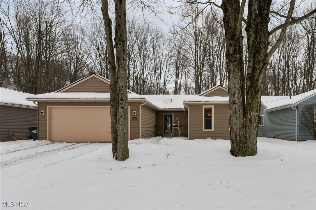 226 Maplelawn Drive, Berea, Ohio image 2