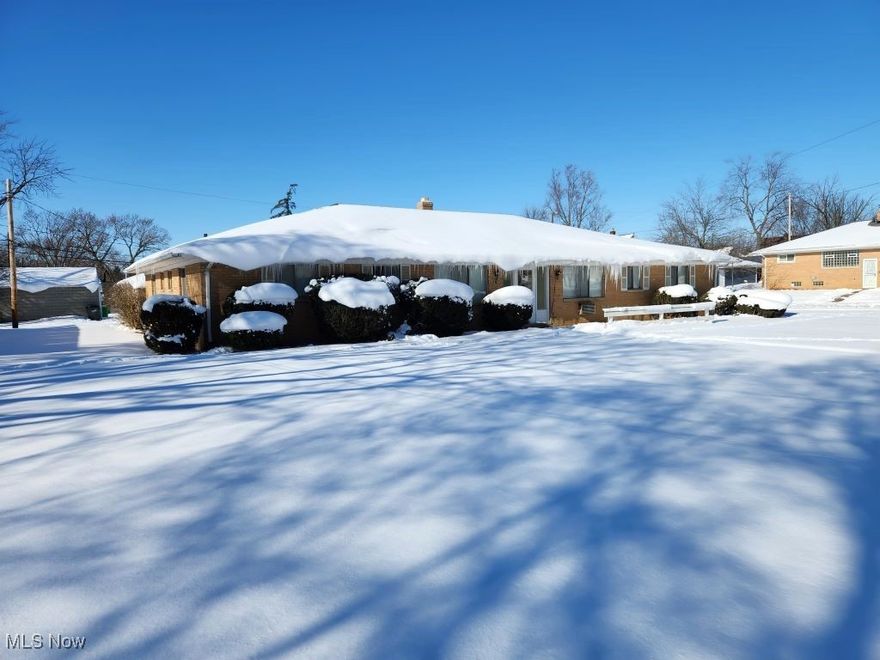 Totally renovated. Clean one story rear unit near the garage in prime location near highway, shopping and histric downtown Bedford. Coin operated washer and dryer off lobby.