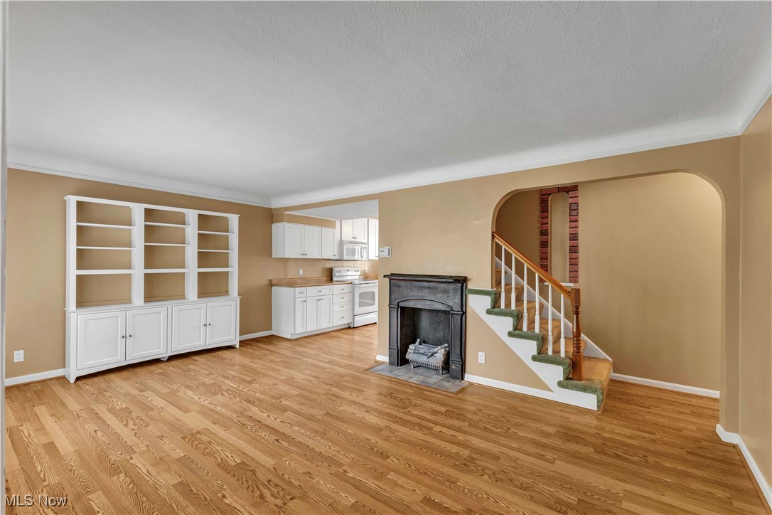 6877 Greenleaf Avenue