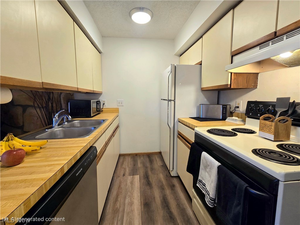 1579 Treetop Trail 27