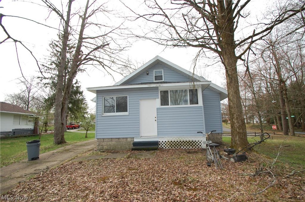 Photo of 980 W Laclede Avenue, Youngstown, OH 44511 (MLS # 5188022)