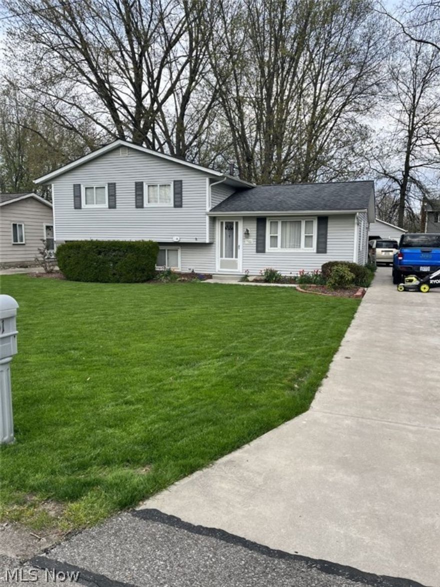 This well maintained 3- bedroom split level home is move in ready.  A must see. Detached garage, with nice backyard. House comes with a home warranty