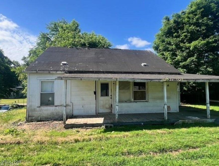 This three-bedroom home sits on a .17 acre lot, offering great potential for renovation. Perfect for investors or those ready to create their dream home, this property is a blank canvas waiting for your vision.