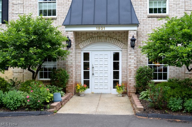 Welcome to this King James townhouse style condo. All kitchen appliances stay, and glass doors that lead to a patio area. Washer and Dryer were replaced in 2014, Dishwasher in 2013, and Heater and AC in 2012. Heat pump replaced in 2012. The association covers heat, electric, trash and water! It is a great location to shopping, dining, highways and the airport. Come out and see for yourself!