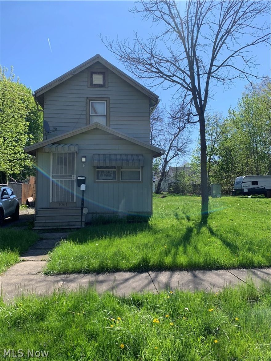 Opportunity awaits at 1061 East Ave SE in Warren! This 2-bedroom, 1-bath home is the perfect project for investors or buyers looking to build sweat equity. With solid bones and a functional layout, this property offers strong potential for renovation and value-add.
The home needs updates and repairs, but the possibilities are there—whether you’re looking to flip, rent, or customize to your liking. Conveniently located near local amenities, shopping, and major routes, this property sits in an area with ongoing investment activity.
Bring your vision and tools—this is your chance to transform a fixer-upper into a great income-producing asset or affordable home.