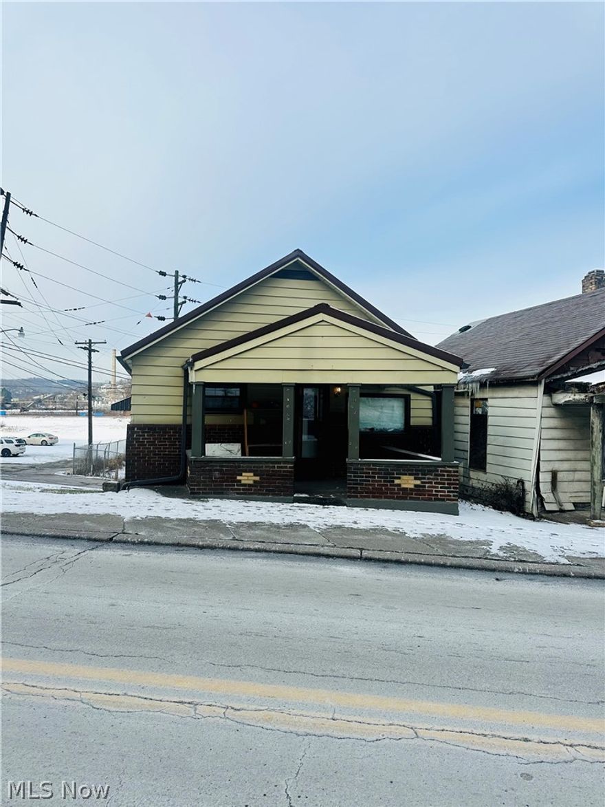 PERFECT STARTER HOME. Come check out this perfect starter home or Investment property! This 3 bed 1 bath home in the heart of Follansbee has a brand new 2024 metal roof and would be perfect to add to your portfolio. Priced to sell! Call today to set up a tour!