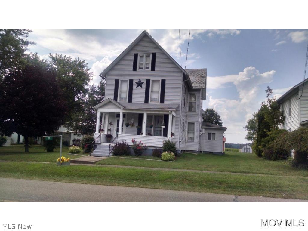 Well maintained home with nice sized bedrooms. Plaster walls very well maintained. Nice enclosed back porch and side porch. Xtra lot in back with 2 car garage. Lots of potential. C21#755 *Additonal parcels: 050012404000, 0540012406000 Elem: Barlow-Vincent Elementary Scho Elem/Bus: Y JrHigh: Barlow Vincent JrHigh/Bus: Y High: Warren High School High/Bus: Y Fire: VOL Police: SHF PossFreeGas: N ;SQFT=Fin L1:1006, Fin L2:1006, Fin Above:2012, Fin Total:2012, Unfin L3:1000, Unfin Bsmt:251, Unfin Above:1251;GAR= 2 Car Det