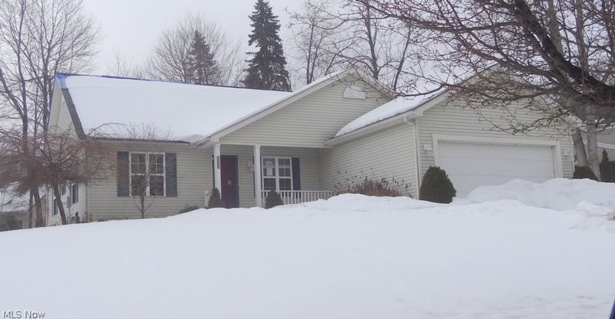 3 bedroom 2 full bath beautiful ranch in Pine Ridge Estate.  Property needs a little tlc, but
will make a wonderful home.