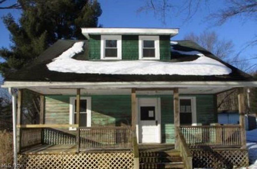 Great opportunity to buy this cape cod style fixer upper located in Hiram, OH and sitting on a 2.5 acre lot with a 2 car detached garage. The interior has
1109 sq. ft. with 3 bedrooms and 1.5 bathrooms plus a full basement.