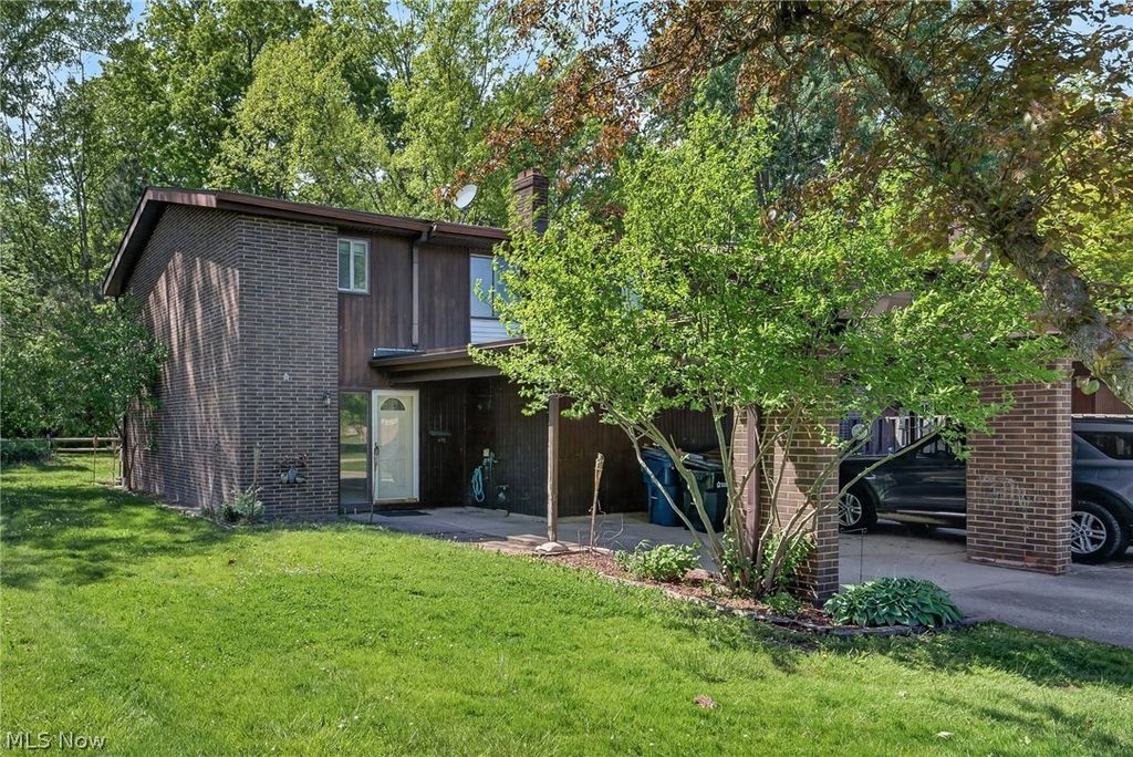 Photo of 9582 Fernwood Drive, Olmsted Falls, OH 44138 (MLS # 5212759)