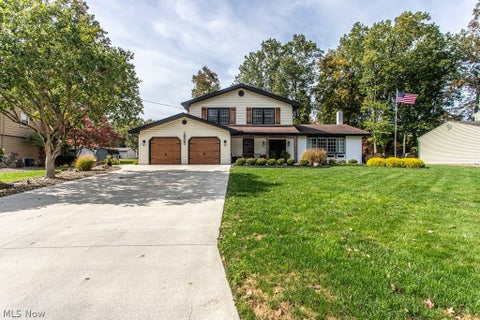 Photo of 1805 Stonehenge Avenue NE, Warren, OH 44483 (MLS # 5254382)