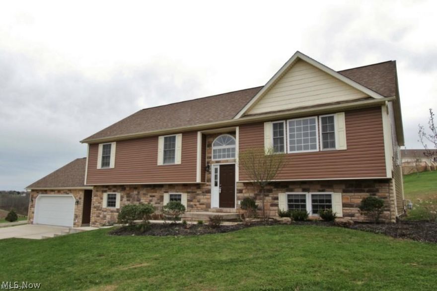 Very Nice and spacious split foyer in East Muskingum School District