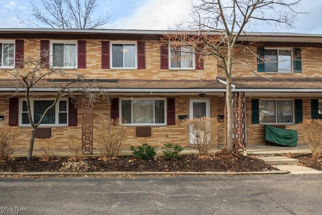 Welcome home to this well-maintained 3-bedroom, 1.5-bathroom condominium offering over 1,100 square feet of comfortable living space. Freshly painted with updated window blinds and durable laminate flooring on main level.
Enjoy a large kitchen featuring ceramic tile flooring, ample cabinet space, and included appliances. Convenient laundry room located just off the kitchen along with a half bath for guests.
Each bedroom is generously sized with great natural light and closets. The home also features central air conditioning and a landscaped yard for outdoor enjoyment.
Located near public transportation, shopping, and just minutes from freeway access. This home is a must-see!