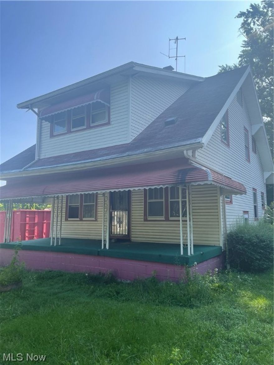 Come check this investor special.  This spacious 3 bedroom 2 full bath can be turned in to a nice rental. Or maybe a first time buyer could turn this into a nice home.  All 3 bedrooms have walk-in closets.  Home has a nice sized attic as well.  Full bath in basement.  Home also has an attached 1 car garage