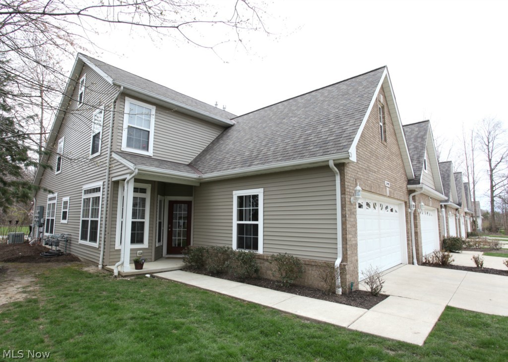 This end unit town home features all stainless steel appliances with a neutral decor and impressive 36 maple cabinets. Enjoy Satin nickel hardware on cabinets and door handles, and a wrought iron staircase. First Floor Master with large bedrooms. Also includes a large loft over looking family room and a bonus room completely finished off upstairs.