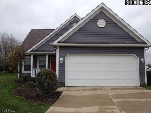 Awesome open floorplan home available in Kent! Modern neutral colors, vaulted ceilings, great master suite. Dont miss it!