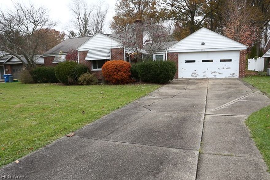 Onsite Auction! Tuesday, December 12th @ 4 PM. Preview: Tuesday, December 12th, from 3-4 PM.  All brick, ranch style home in Struthers, Ohio on .85 acres! 996 Square Feet, 3 Bedroom 1 Bath.  Home has an enclosed walk-through breezeway, an eat-in kitchen, a walk-up insulated storage attic, and a slab patio in back.  Deep Lot, with storage shed in back. 2 car attached garage with rear entry door. City Water and City Sewer. Replacement windows throughout. Walk out basement with glass block windows, and a recently added man door. Some hardwood floors. Home has Central A/C, forced air gas furnace and water heater. Excellent location and school system.  Auctioneers Note:  Needs renovation but,  Excellent investor or starter home in popular area.  
TERMS: Sells onsite at 153 Hamilton, Struthers OH. Mahoning County Case #2016 CV 02614. 10% Buyers Fee added to High Bid Price. $5,000 Deposit Auction Day. 30 Days to close. Registration and preview 1 hour before.  Property sells as is with no con