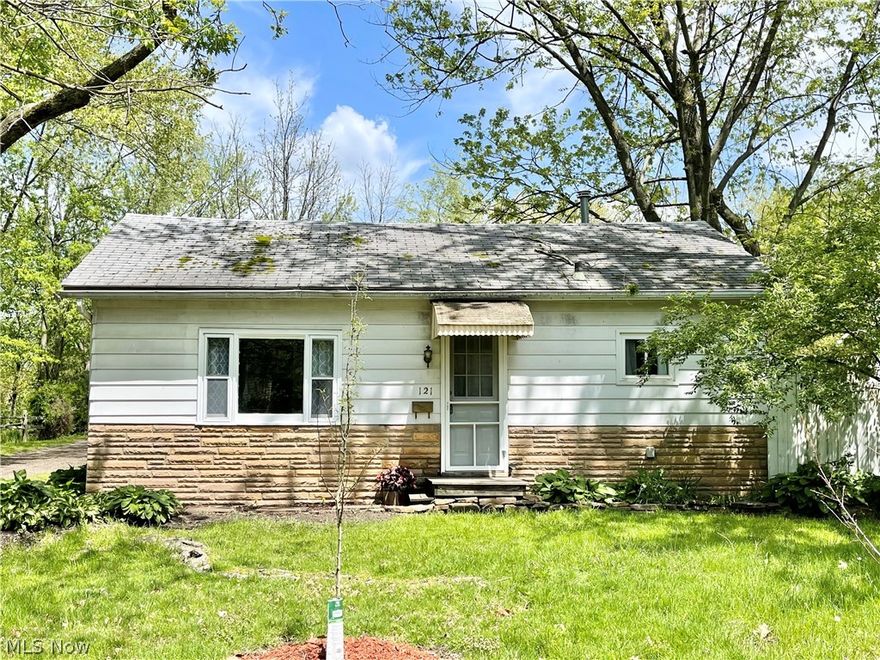 Welcome to 121 W. Oak Street Kent OH. 
This quaint but modern 2 bedroom 1 bath Ranch is  tucked in a westside Kent neighborhood located in the alley off W. Oak Street.   It has been completely remodeled on the interior & has 1st floor laundry. 
 Updates include furnace ‘21,  water tank ‘21, all flooring, Electric service panel ‘21 & most windows 2016.  Beautiful new white kitchen with tiled back splash! Call to view Today!